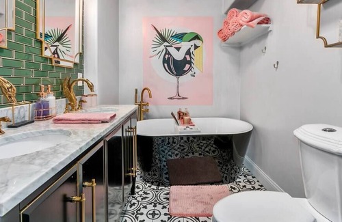 Midtown - Westport Casa | KC Cosmopolitan Chic: Your Stylish Stay