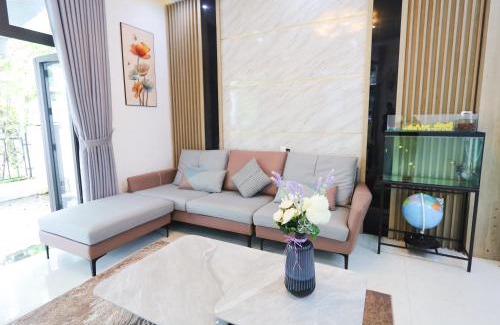 Huong Thuy Hotel | Keenpi House - đường hoa Bằng Lăng