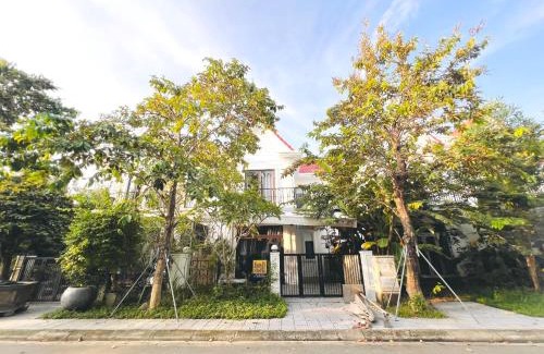 Huong Thuy Hotel | Keenpi House - đường hoa Bằng Lăng