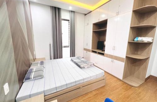 Huong Thuy Hotel | Keenpi House - đường hoa Bằng Lăng