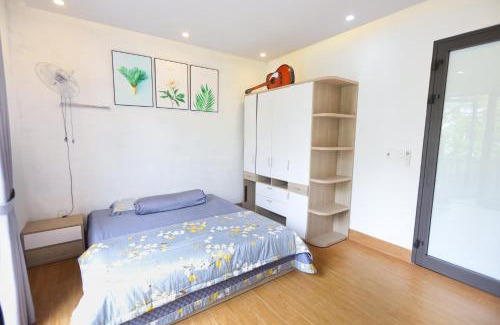 Huong Thuy Hotel | Keenpi House - đường hoa Bằng Lăng
