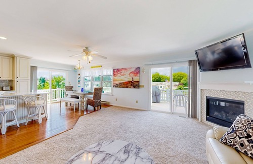 Keen-Wik On the Bay Casa | Keenwik on the Bay waterfront home with AC, gas fireplace, firepit, & dock