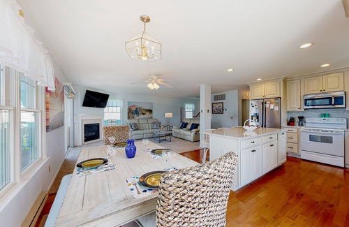Keen-Wik On the Bay Casa | Keenwik on the Bay waterfront home with AC, gas fireplace, firepit, & dock