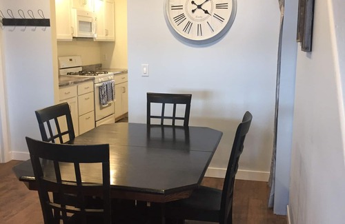 Delton Casa | Manténgalo "Reel" Lakefront Cottage en Upper Crooked Lake Delton, MI $ 1400 / semana