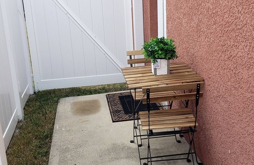 Tampa Apartamento | Keep it simple at this peaceful and centrally-located place