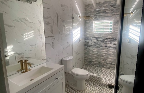 Estate Sion Hill Casa | Keepsake Oasis, Mid-Island 3-Bed Modern Cozy Home with AC, WiFi, Quiet Residence