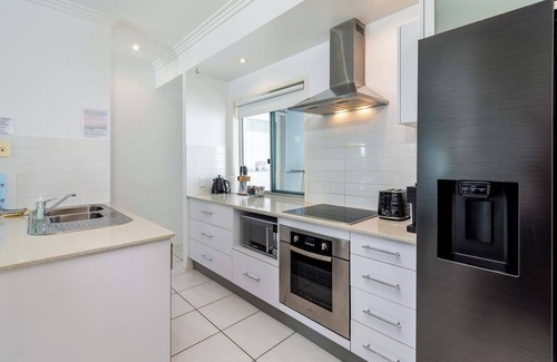 Bellara Apartamento | Keith's on Sylvan Beach. Stylish 2BR unit with awesome Pumistone Passage views.
