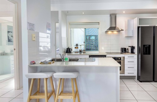 Bellara Apartamento | Keith's on Sylvan Beach. Stylish 2BR unit with awesome Pumistone Passage views.