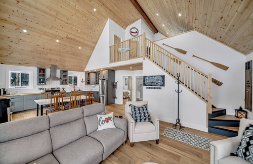 Fort Coulonge Chalet De Esquí | Kellys On The River Mansfield Quebec - 3 bedrooms with kayaks.