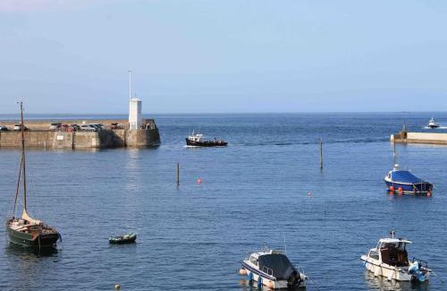 Seahouses Casa | Kelvinside, Seahouses, 2 minute walk into village