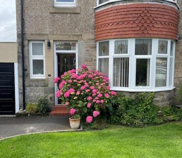 Seahouses Casa | Kelvinside, Seahouses, 2 minute walk into village