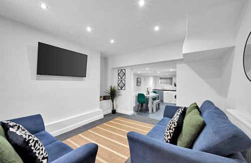 Prescot Casa | Kemble House - Air Host & Stay - 5 Bedroom, 5 Bathroom - Sleeping 10