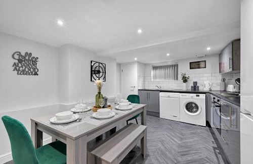 Prescot Casa | Kemble House - Air Host & Stay - 5 Bedroom, 5 Bathroom - Sleeping 10