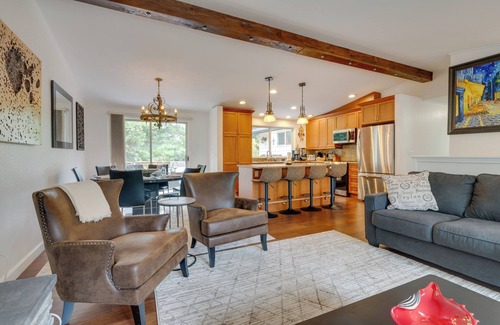 Kenmore Apartamento | Kenmore Retreat w/ Shared Hot Tub - 1 Mi to Lake!