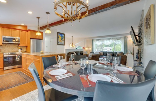 Kenmore Apartamento | Kenmore Retreat w/ Shared Hot Tub - 1 Mi to Lake!