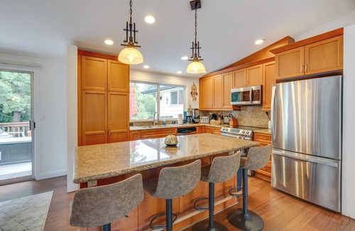 Kenmore Apartamento | Kenmore Retreat w/ Shared Hot Tub - 1 Mi to Lake!