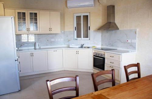 Santu Pietru Apartamento | Kenn Gozitan villa and pool - Happy Rentals
