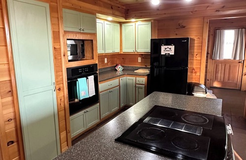 Toombs County Cabina | Kennedy Family Cabin- a large log cabin in a rural, farming community