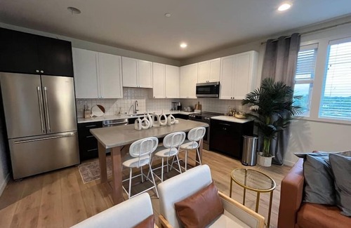 Minor Casa | Kenny's Sweet Suite - 84 Walkscore!!