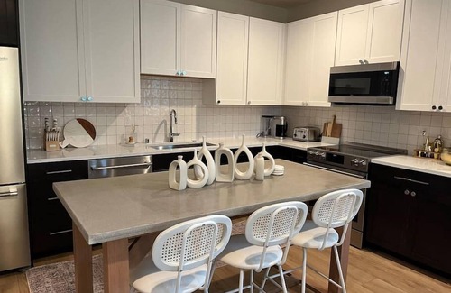 Minor Casa | Kenny's Sweet Suite - 84 Walkscore!!