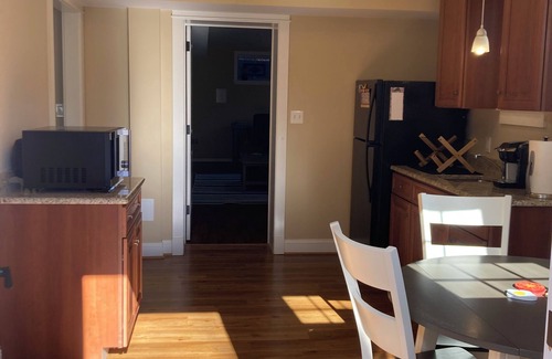 Rock Creek Hills Apartamento | Kensington One Bedroom Near Strathmore Music Center and NIH