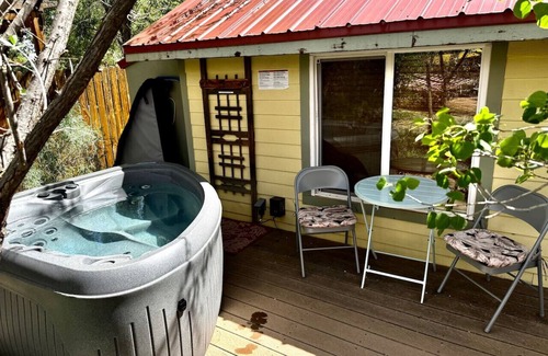 Moab Cabaña | Kenzie's Tiny Cottage- Prvt Hot Tub & Rain shower