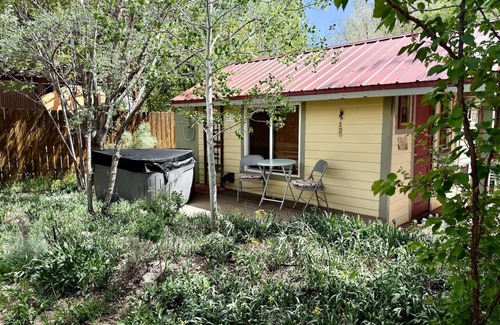 Moab Cabaña | Kenzie's Tiny Cottage- Prvt Hot Tub & Rain shower
