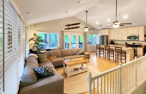 Seneca Casa | Keowee Adventures ~ Peaceful Lakefront Home on Keowee ~ 7 Miles from Clemson!