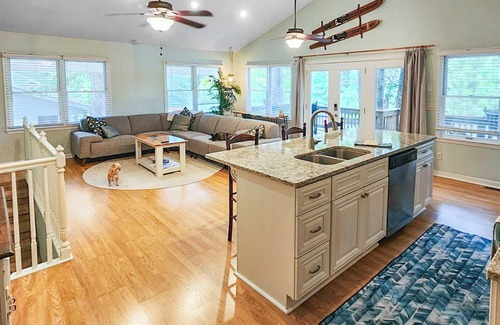 Seneca Casa | Keowee Adventures ~ Peaceful Lakefront Home on Keowee ~ 7 Miles from Clemson!