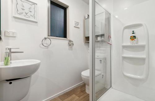 Onetangi Casa | Kererū Cabin