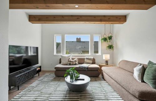 Kerns Casa | Kerns 6BR Gem - New Build Spanish Flair
