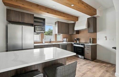 Kerns Casa | Kerns 6BR Gem - New Build Spanish Flair