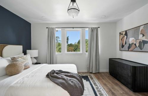 Kerns Casa | Kerns 6BR - New Spanish Style Group Stay