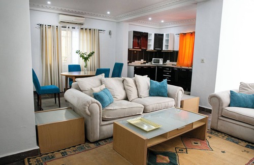 Serrekunda Apartamento | Kerr Ayo's Two Bedroom Apartment, 5 Minutes from Senegambia Beaches.
