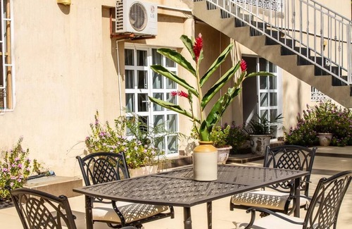 Serrekunda Apartamento | Kerr Ayo's Two Bedroom Apartment, 5 Minutes from Senegambia Beaches.