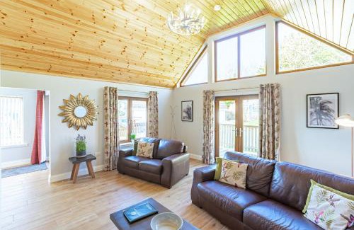 Newton Stewart Casa | Kestrel Lodge 6 with Hot Tub