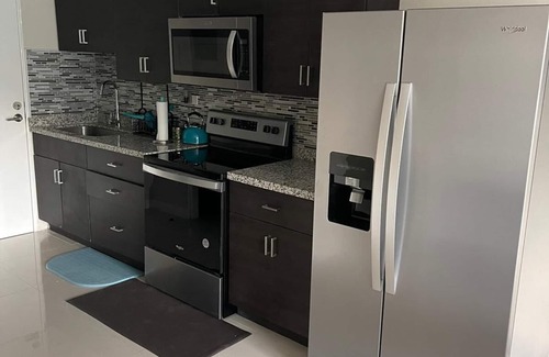Portmore Apartamento | Kesue's Bellevue 2Br apartment, steps away from the beach!