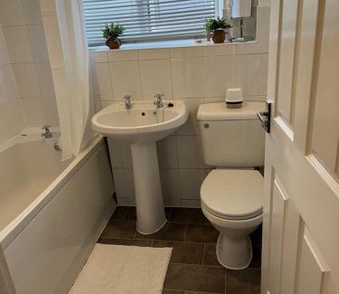Kettering Casa | Kettering Service Accomodation 2BRH FreeParking Wifi Smart TV Tea & coffee