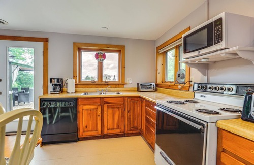 Valois Cabina | Keuka Lake Cabin w/ Boat Dock Access & Fire Pit!