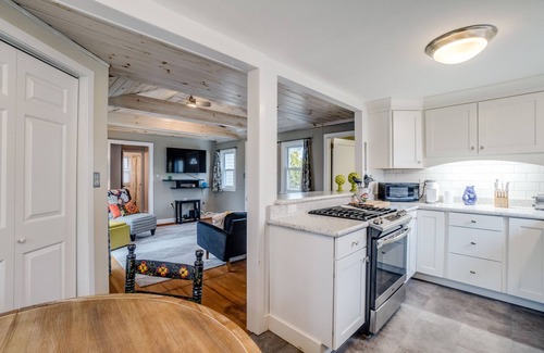 Keuka Park Casa | Keuka Park Charmer - walk to the lake!