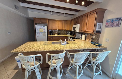 Key Colony Beach Condominio | Key Colony Beach Vacation - Canal frontal de 2 dormitorios, 2 baños para 4 personas con muelle