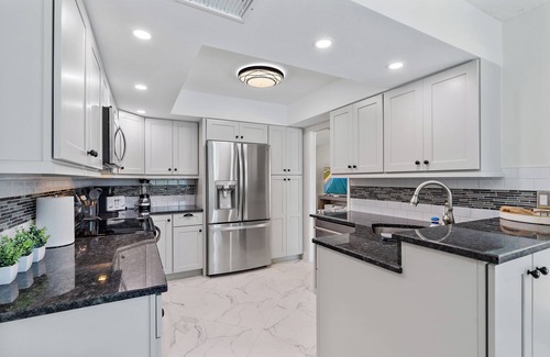 Gulf Gate Woods Casa | KEY DREAMS-LARGE HEATED POOL-3 BR-10 MIN TO SIESTA KEY-SLEEPS 8-GULF GATE