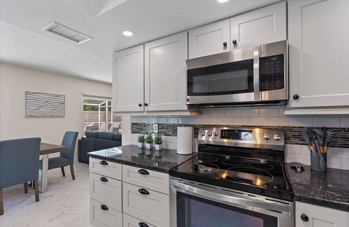 Gulf Gate Woods Casa | KEY DREAMS-LARGE HEATED POOL-3 BR-10 MIN TO SIESTA KEY-SLEEPS 8-GULF GATE