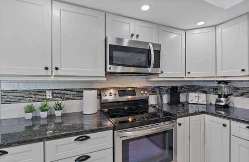 Gulf Gate Woods Casa | KEY DREAMS-LARGE HEATED POOL-3 BR-10 MIN TO SIESTA KEY-SLEEPS 8-GULF GATE
