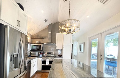 White Street Gallery District Cabaña | Key Lime Cottage (Monthly)