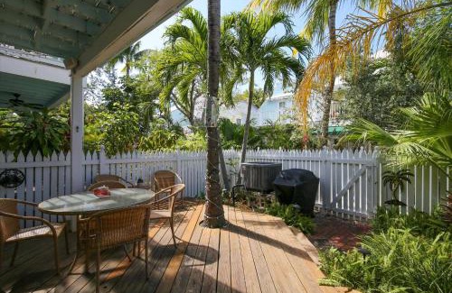 Truman Annex Apartamento | Key West Casa by AvantStay Communal Pool BBQ Patio Near Duval Street Week Long Stays Only