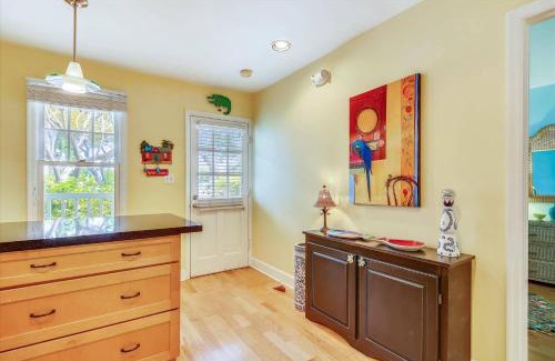 Truman Annex Apartamento | Key West Casa by AvantStay Communal Pool BBQ Patio Near Duval Street Week Long Stays Only