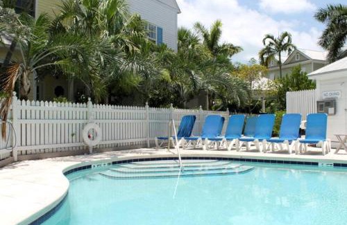 Truman Annex Casa | Key West Found by AvantStay Close to Shops w Patio Shared Pool Week Long Stays Only
