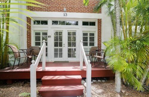 Truman Annex Casa | Key West Found by AvantStay Close to Shops w Patio Shared Pool Week Long Stays Only