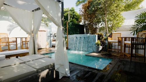 Old Town Casa | Key West Light Suite